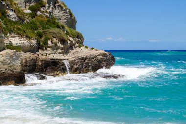 Dalgalar Tropea 'da kayalar, uçurumlar