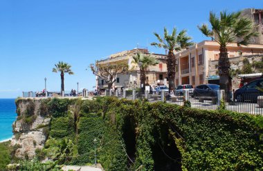 Mayıs 2016, Calabria, Tropea, Tropea 'da güneşli bir gün - Tropea kıyı manzarası - eski binalar, İtalya seyahati