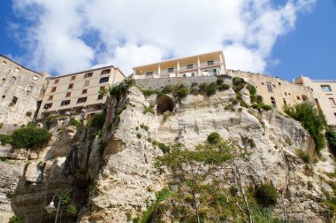 Mayıs 2016, Calabria, Tropea, Tropea 'da güneşli bir gün - Tropea kıyı manzarası - eski binalar, İtalya seyahati