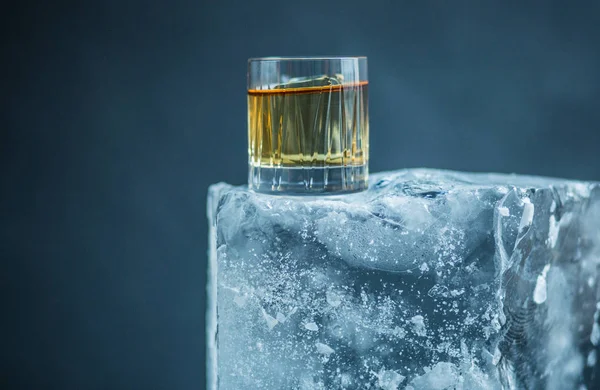 Buz üstünde viski ile kokteyl