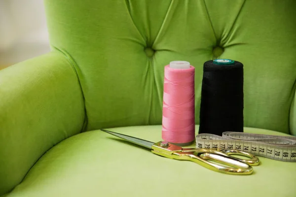 Konu, makas ve yeşil sandalye kasette