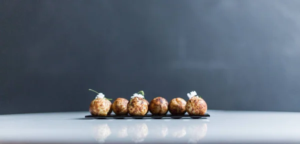 Plaka üzerinde kızarmış meze