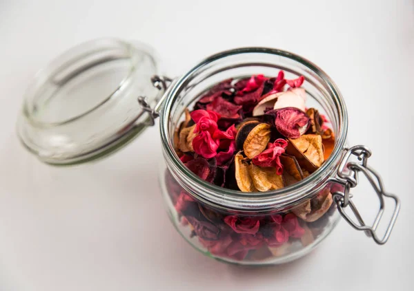 Cam Kavanoz içinde kuru çiçekler