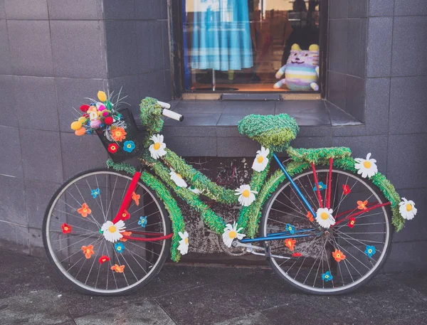 Bisiklet çiçekli