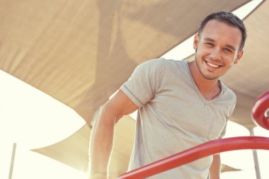 yakışıklı adam ve spor yatay çubuklar üzerinde egzersiz