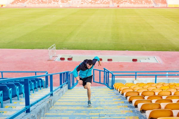 Desportista fazendo exercício de velocidade para os músculos — Fotografia de Stock