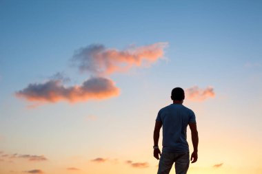 gün batımında adam siluet