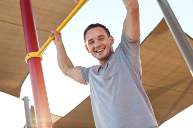 yakışıklı adam ve spor yatay çubuklar üzerinde egzersiz