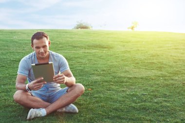 Mobil tablet ile genç ve yakışıklı bir adam