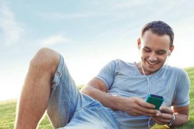 genç ve yakışıklı bir adam hareket eden smartphone ile