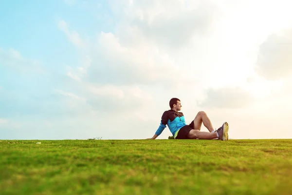 Park Spor sonra dinlenme ve uzakta batımını sporcu