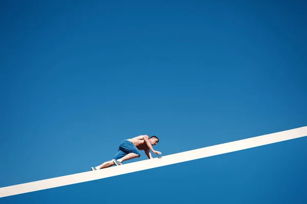 Duvara tırmanan adam