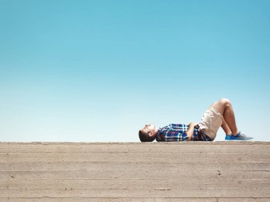 Duvardaki yatay yatan adam