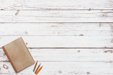 zanaat grunge defter ve bir kalem bir köşesinde, en iyi görünümü ile ahşap masa