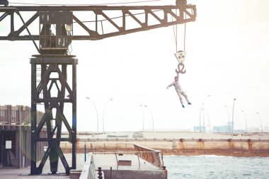 cesur adam vinç üzerinde asılı