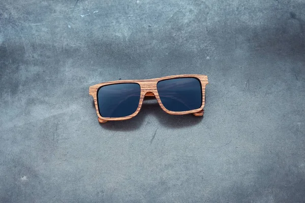 Fából készült napszemüveg és sötét fényes háttér — Stock Fotó