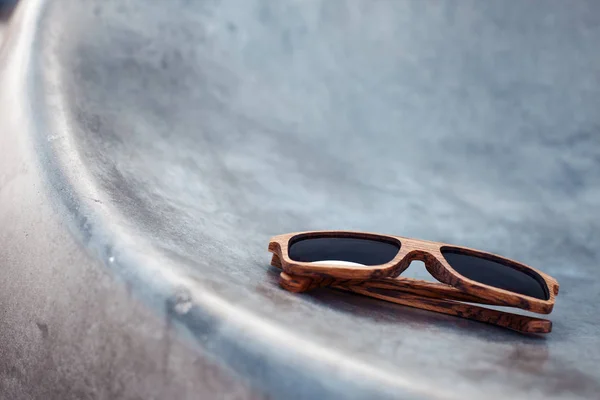 Dřevěné brýle a tmavé lesklé pozadí — Stock fotografie