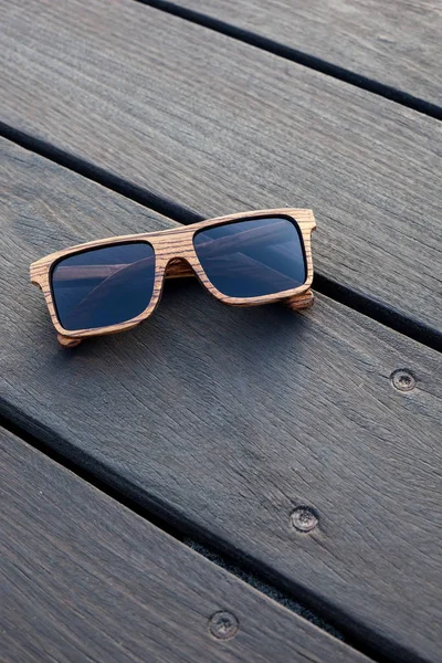 Дерев'яні сонцезахисні окуляри та дерев'яна підлога — стокове фото