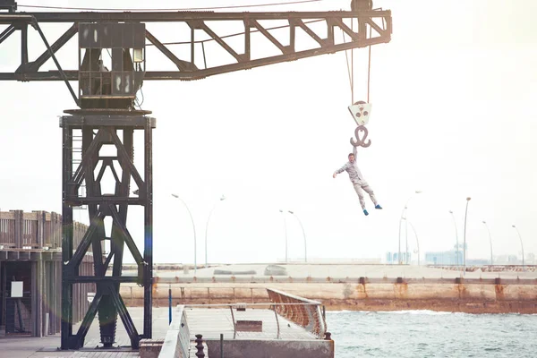 cesur adam vinç üzerinde asılı