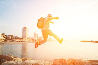 cesur adam kayaların üzerinden atlama