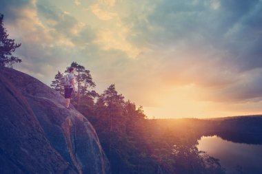 Gezgin günbatımı Nehri yakınında bakarak sırt çantası ile