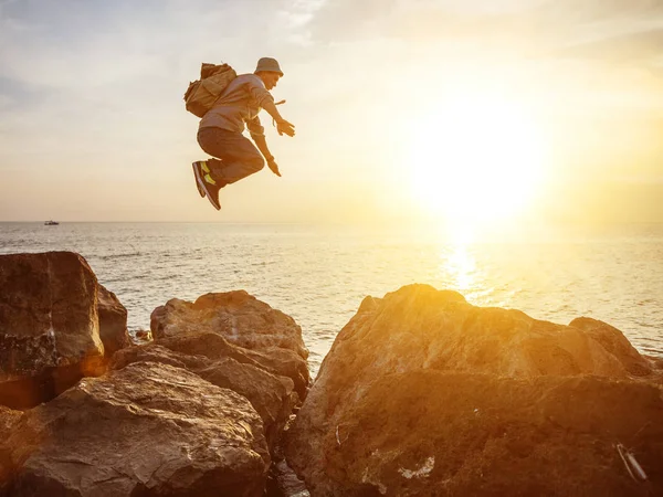 traveler adam atlama kayaların üzerinden