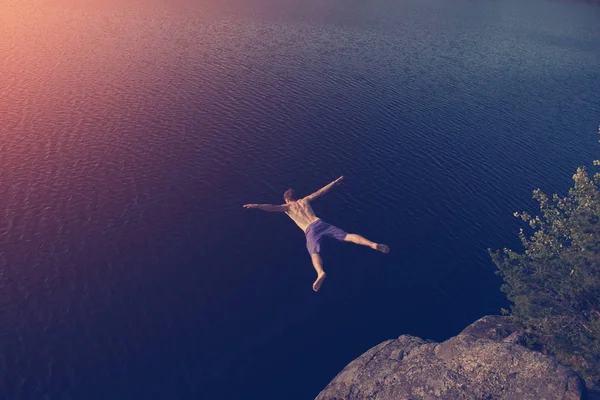 adam gölün içine uçurumdan atlama