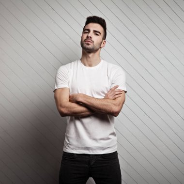 vücut boş beyaz t-shirt üzerinde mans