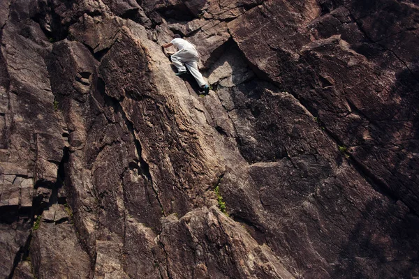 Uomo rischioso arrampicata sopra montagna pericolo senza imbracatura di sicurezza e corda — Foto Stock