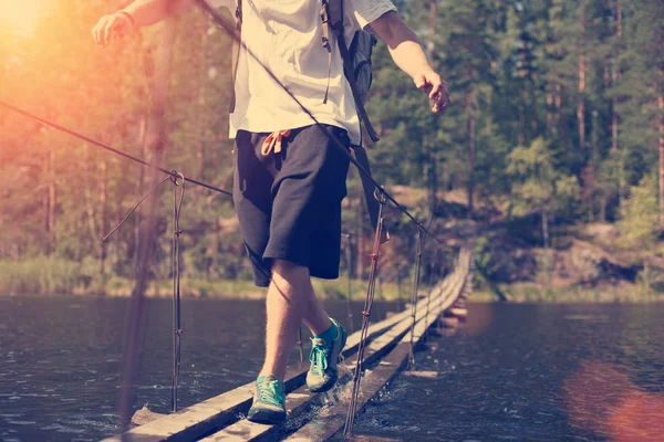 Köprü iyi güneşli bir günde göl üzerinde asılı aracılığıyla geçiş adam
