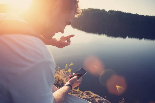 Ευτυχισμένος ταξιδιώτης λήψης selfie με το κινητό τηλέφωνο κοντά στη λίμνη σε εξωτερικούς χώρους — Φωτογραφία Αρχείου