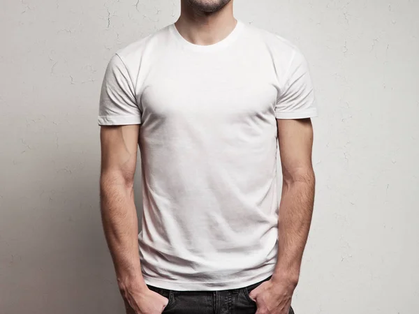 Camiseta blanca en blanco en el cuerpo del hombre —  Fotos de Stock