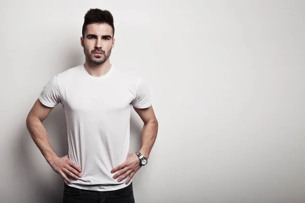 vücut boş beyaz t-shirt üzerinde mans