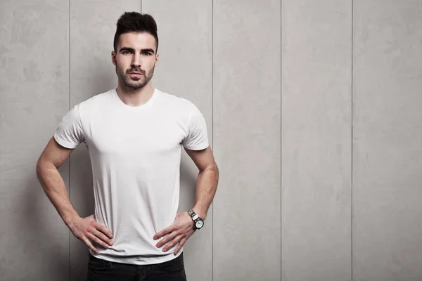 vücut boş beyaz t-shirt üzerinde mans