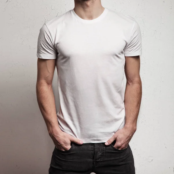 vücut boş beyaz t-shirt üzerinde mans