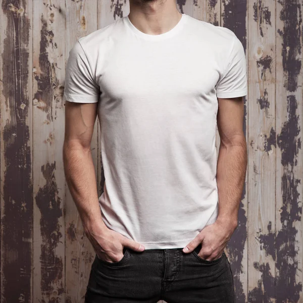 T-shirt branca em branco no corpo dos homens — Fotografia de Stock