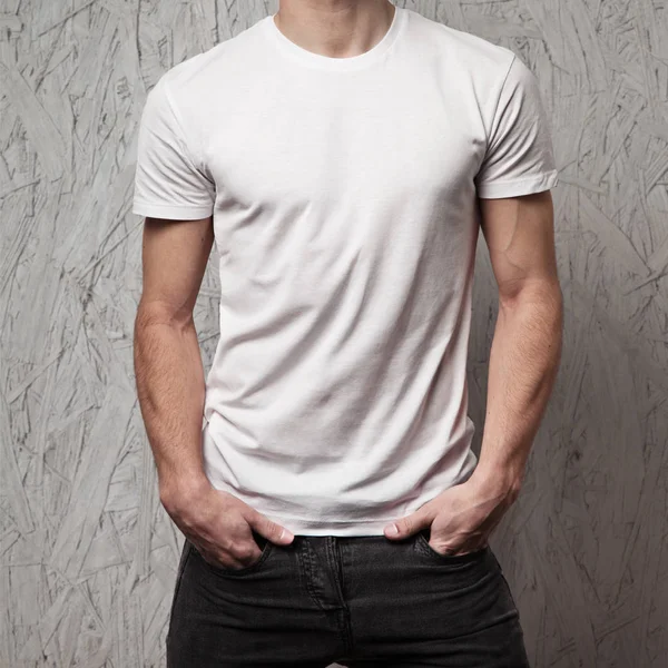 Camiseta blanca en blanco en el cuerpo del hombre — Foto de Stock