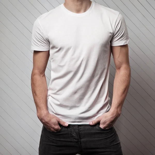 vücut boş beyaz t-shirt üzerinde mans