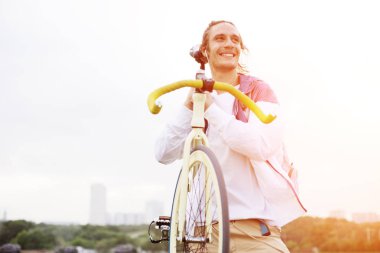 gülümseyen adam Bisiklet alanı içinde oluşturuldu 