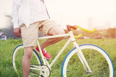 Bisiklet alanında üzerinde oturan adam