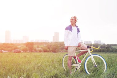 Bisiklet üzerinde oturan genç ve yakışıklı adam