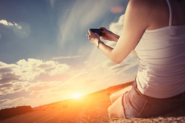 Samanlık alarak fotoğraf üzerinde oturan kız 