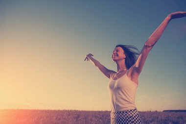 Gün batımı alanında zevk elbiseli kız