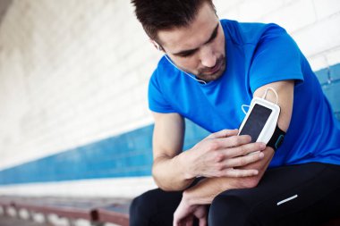 kol bandı müzik dinleme ekranda dokunmadan erkek atlet 