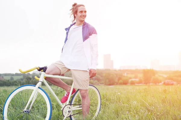 boş t-shirt bisiklet üzerinde oturan adam 