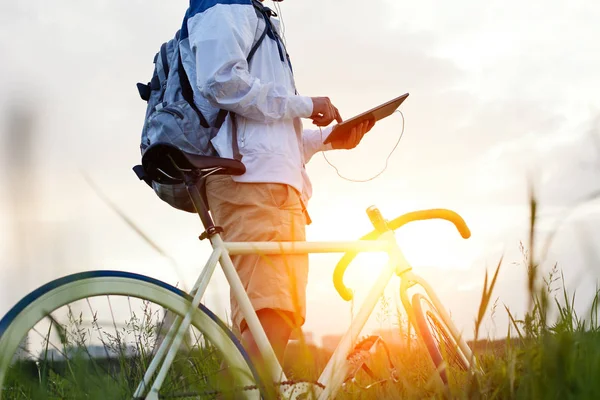 tablet dokunmadan bisiklet ile genç adam