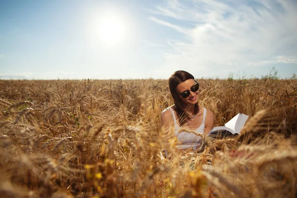Açık havada kitap alanında genç ve yakışıklı kız okuma