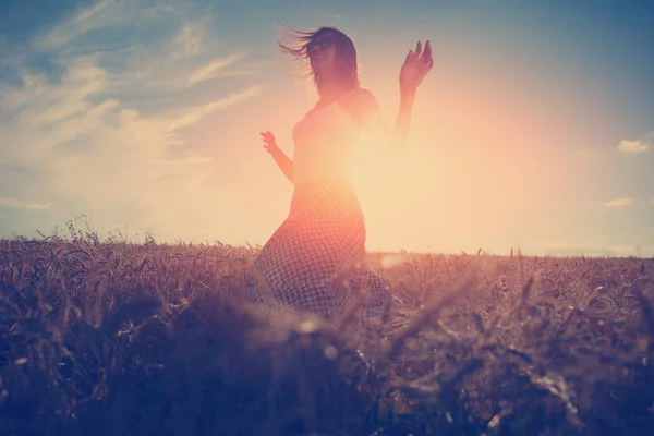 Young and handsome girl dancing outdoors at sunset — Stock Photo, Image