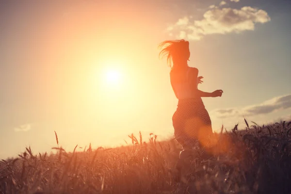 gün batımında alanında çalışan kız