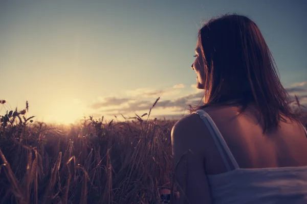 Giovane bella ragazza guardando bel tramonto all'aperto — Foto Stock